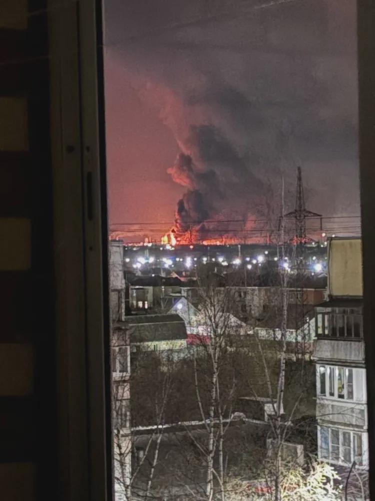 現在、ロシア最大の製油所の一つ、年間生産能力約1570万トンのヤロスラヴリ製油所が攻撃を受けている。最前線から700キロ。 [Special Kherson Cat]