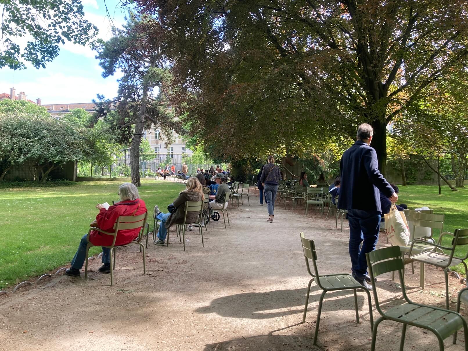 パリ・カルチャー情報「パリのベンチがつくる、滞在とフラヌリーの風景 」