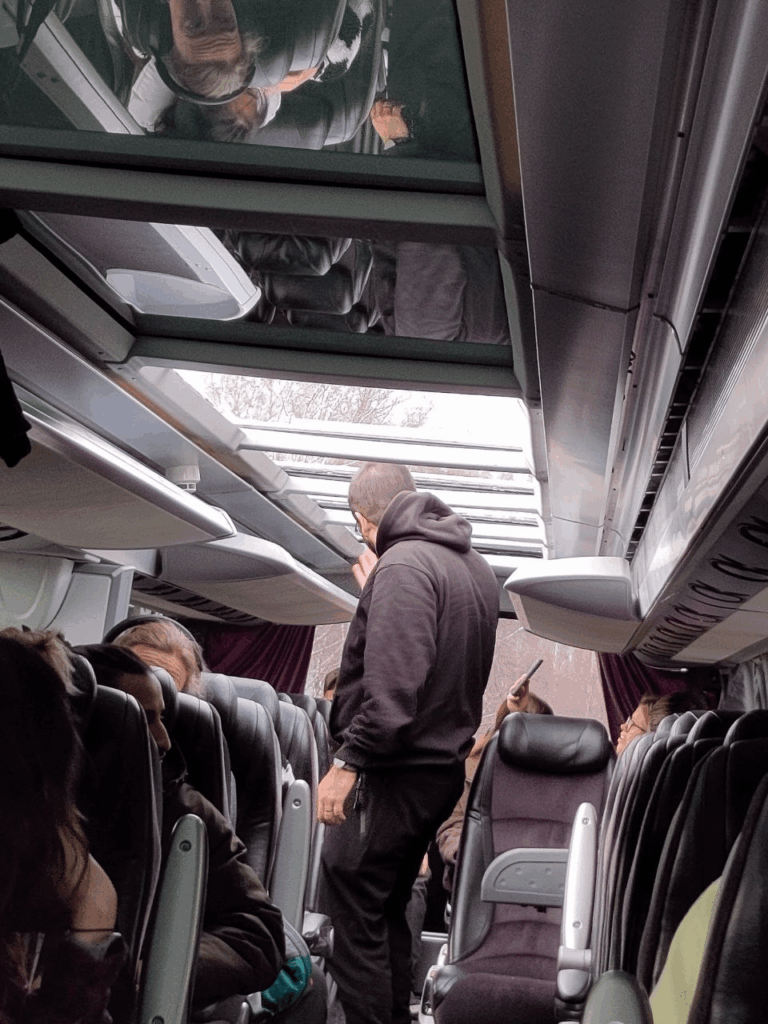 ヨーテボリからの旅行中にバスの屋根が飛んでしまいました