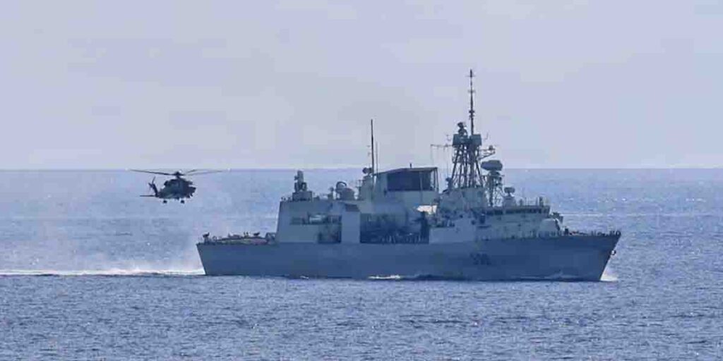 米ドック型揚陸艦「アシュランド」、南シナ海で豪フリゲート「トゥーンバ」や加フリゲート「シャーロットタウン」と共同訓練 | フネコ - Funeco