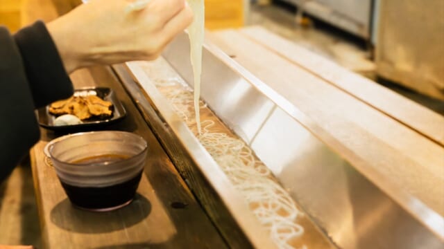 夏でも涼しい山乗渓谷でそうめん流し！「涼水亭」がメニューを増やし営業中｜岡山県 | TABIZINE～人生に旅心を～