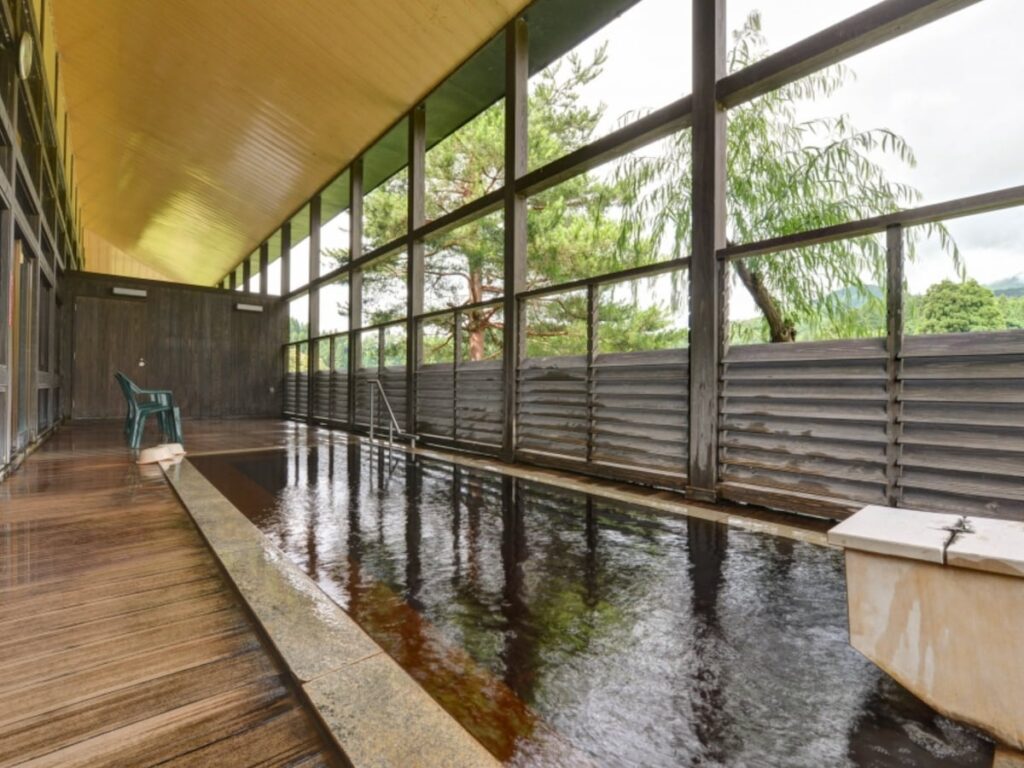 【新潟県の人気日帰り温泉】「じょんのび温泉 楽寿の湯」は黒姫山中腹から湧き出る茶褐色の湯が自慢の施設。肌がすべすべになると好評 - All About ニュース