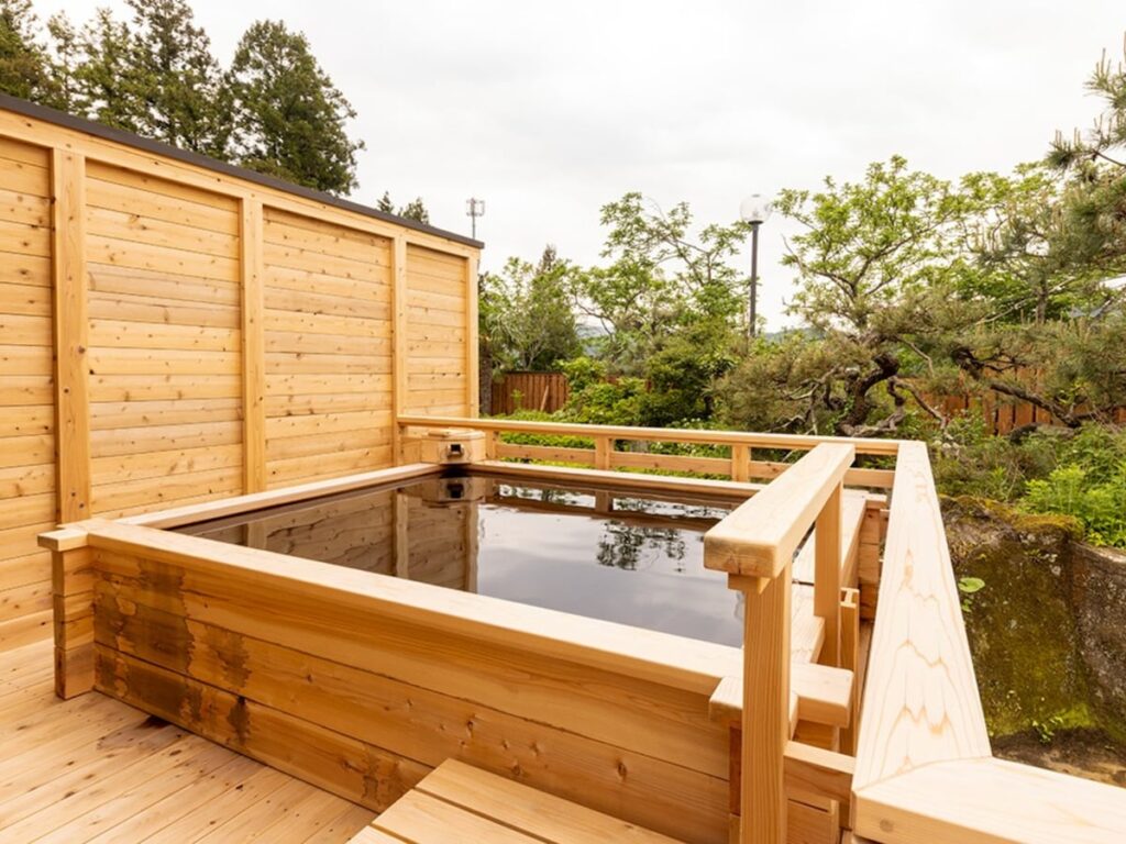 【宮城県の穴場日帰り温泉】「晴れ温泉」は100%源泉掛け流しの天然混合泉を楽しめる施設。黒湯（モール泉）の露天風呂でリラックス - All About ニュース