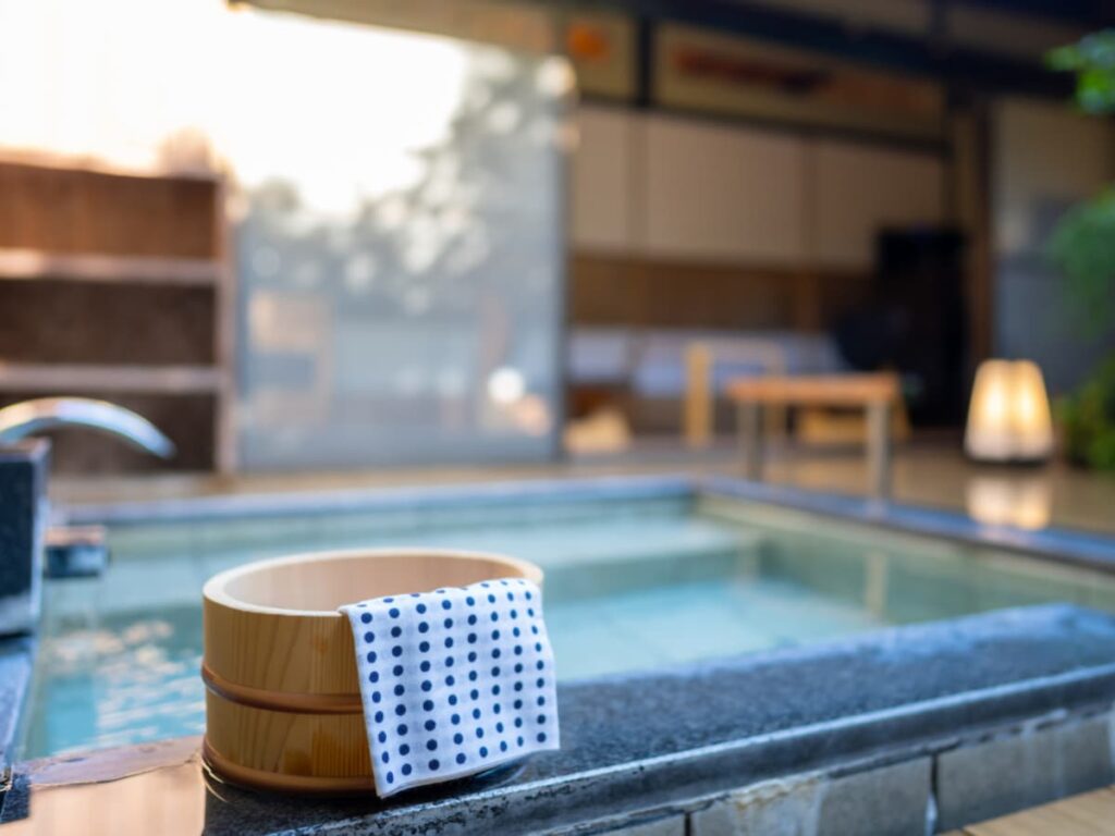 【富山県の人気日帰り温泉】「水橋温泉ごくらくの湯」は茶褐色の天然温泉が自慢の施設。3つのお風呂をワンコインで楽しめる - All About ニュース