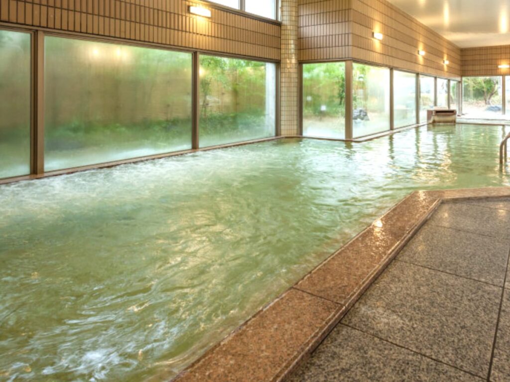 【富山県の人気日帰り温泉】「アルプスの湯」は県内初の人工炭酸風呂が自慢の施設。源泉かけ流し露天風呂や広々とした大浴場でリフレッシュ - All About ニュース