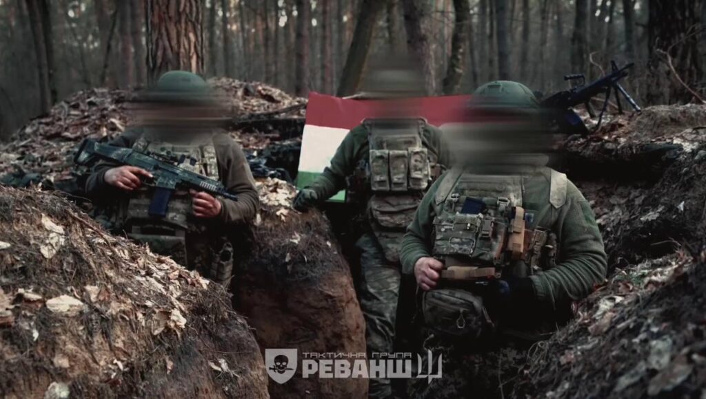 ウクライナ軍の列に並ぶハンガリー国民