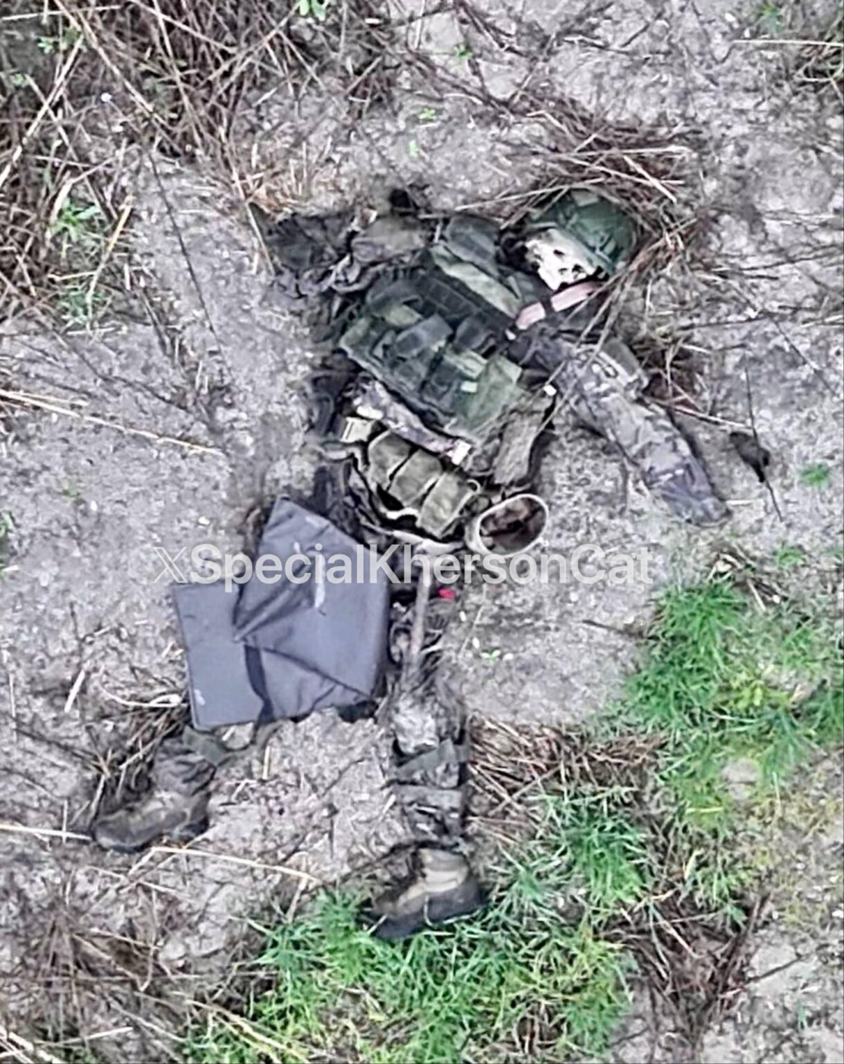 ウクライナのどこかで倒れたロシア侵略者の骸骨