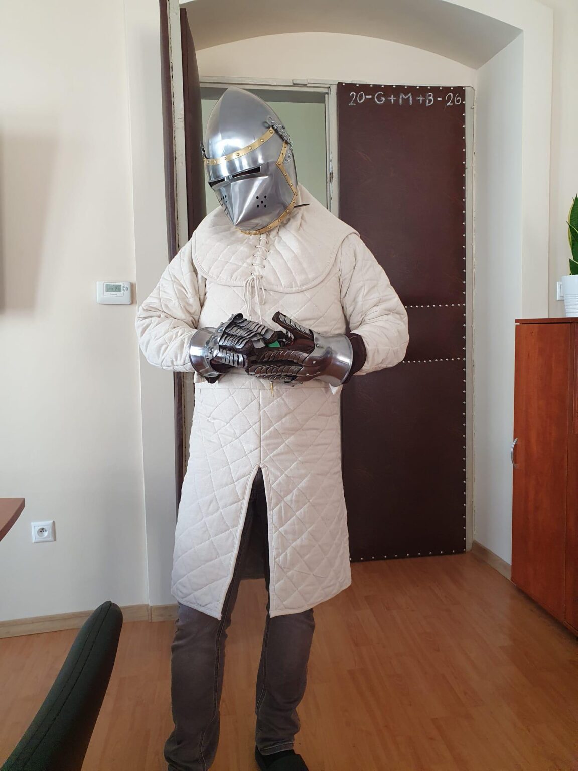 仕事用の道具として防具を購入しました...