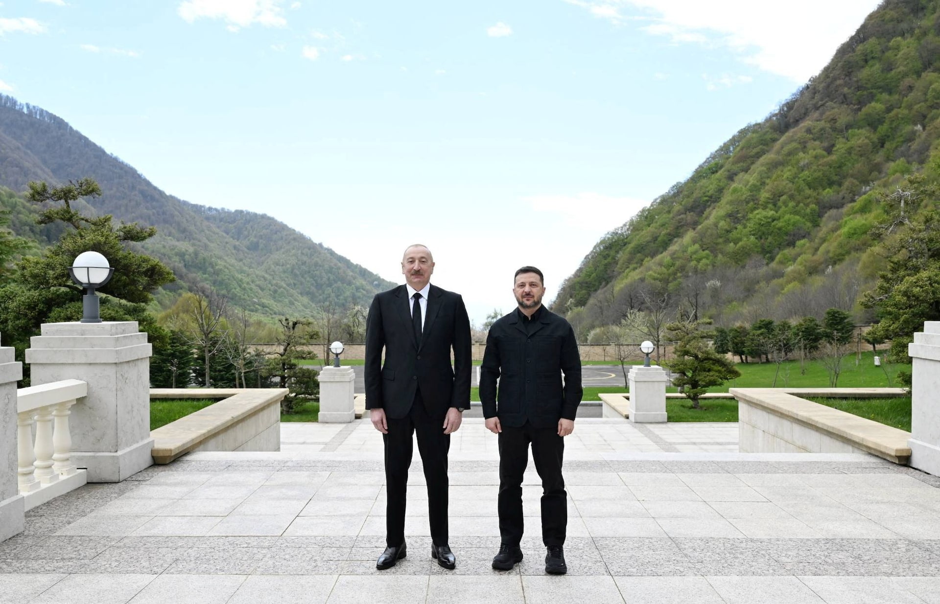 ウクライナ、アゼルバイジャンと軍事・エネ協定　防衛知見を活用