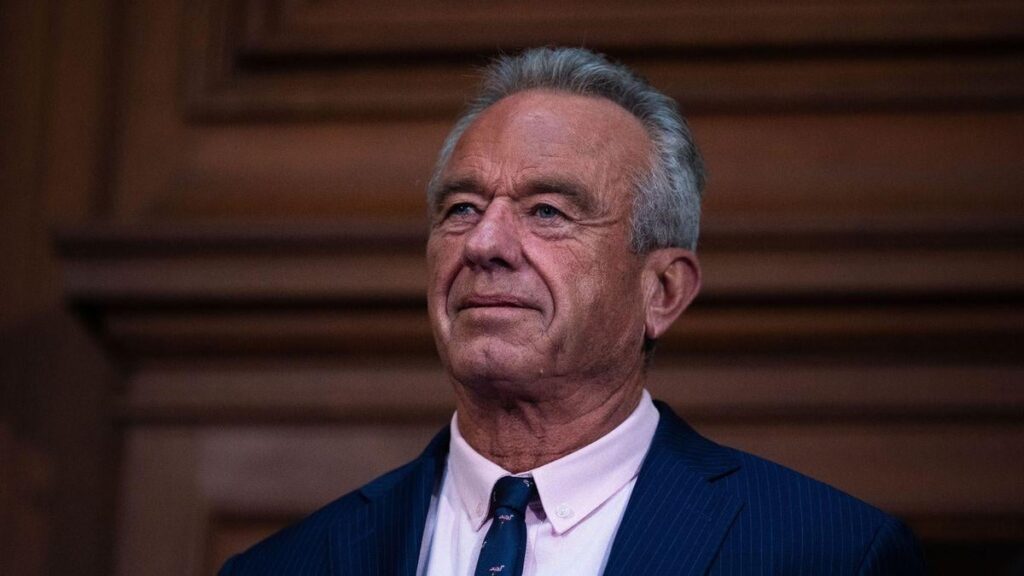 身をよじる RFK ジュニア、上半身裸のキッド・ロックのビデオに関する質問に答えるのに苦戦