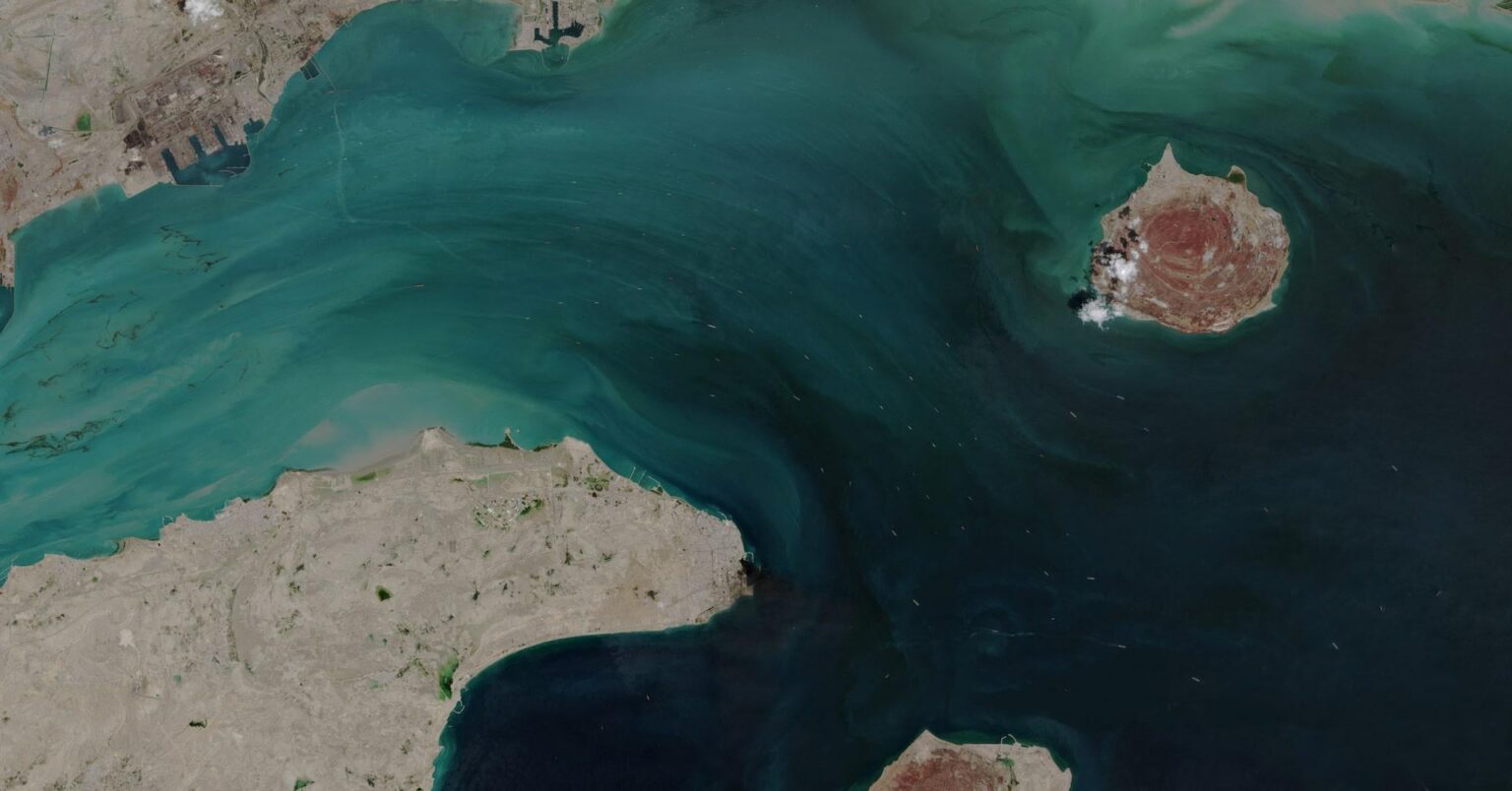 イラン、ホルムズ海峡を開放 トランプ氏「戦争終結の合意間もなく」― ＜米国による封鎖は継続中＞