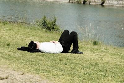 日本人はなぜそこら辺で寝るのか？中国ネット「うらやましい」「社畜の日常」