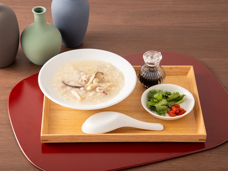 体調確認の鶏粥　税込890円（C）日向夏／イマジカインフォス　イラスト：しのとうこ