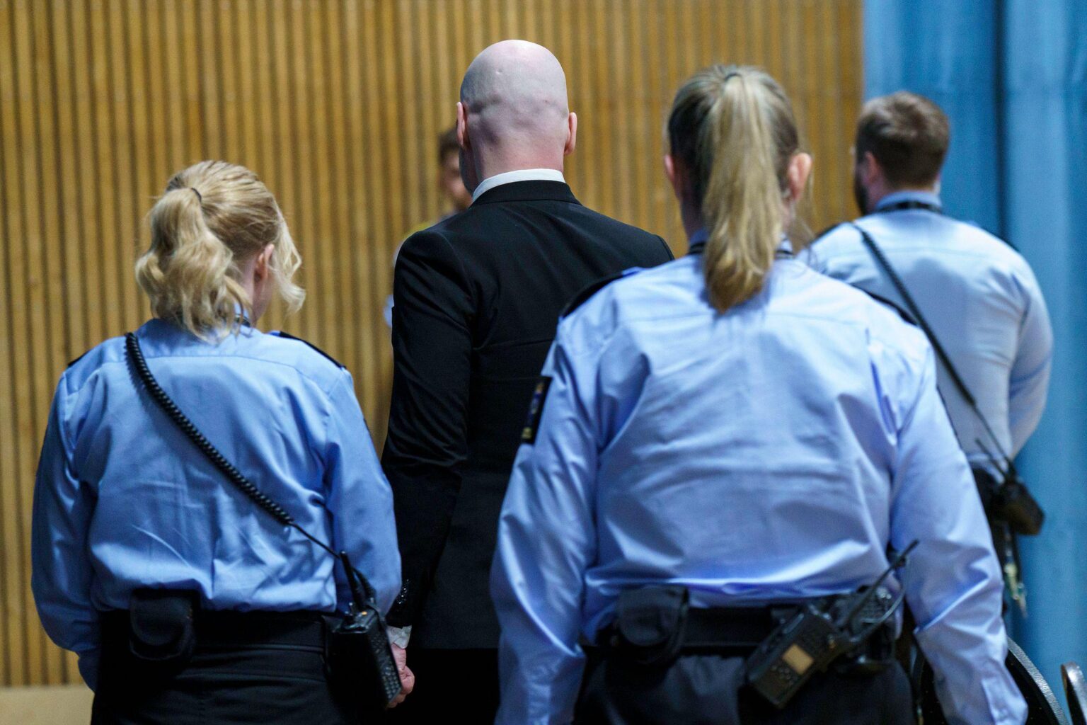 アンデルス・ベーリング・ブレイビクはなぜ名前を変え続けるのですか?