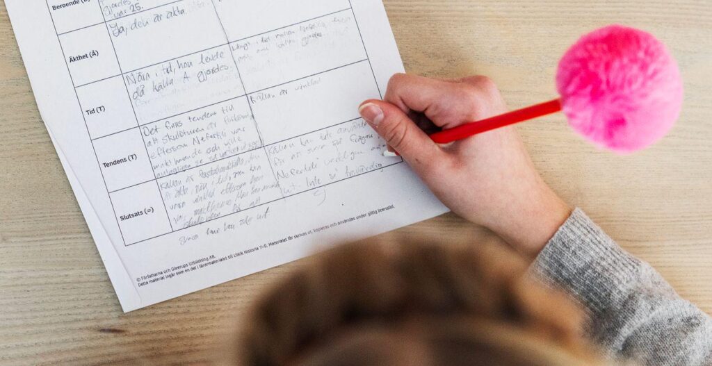 Lは、破壊的な生徒のために「補習授業」を導入したいと考えています