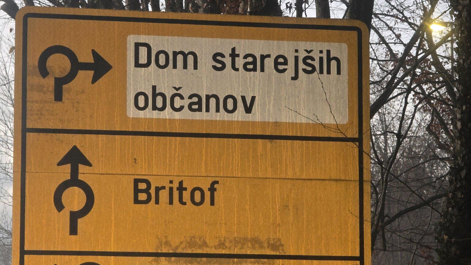 人はどこに立っているでしょうか？