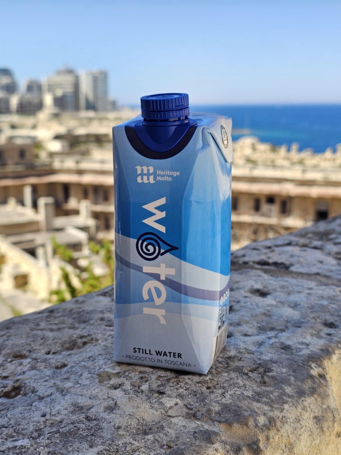 博物館以外に箱入りの水を買える場所はありますか?