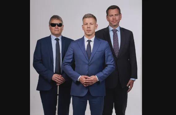 速報：ペテル・マジャル首相、新閣僚を発表 - 社会家族省の長官には「ハンガリー史上初めて、盲目の同胞」ヴィルモス・カタイ＝ネメス氏が就任する（弁護士であり合気道の達人であるため、ハンガリーのデアデビルと呼ばれている）