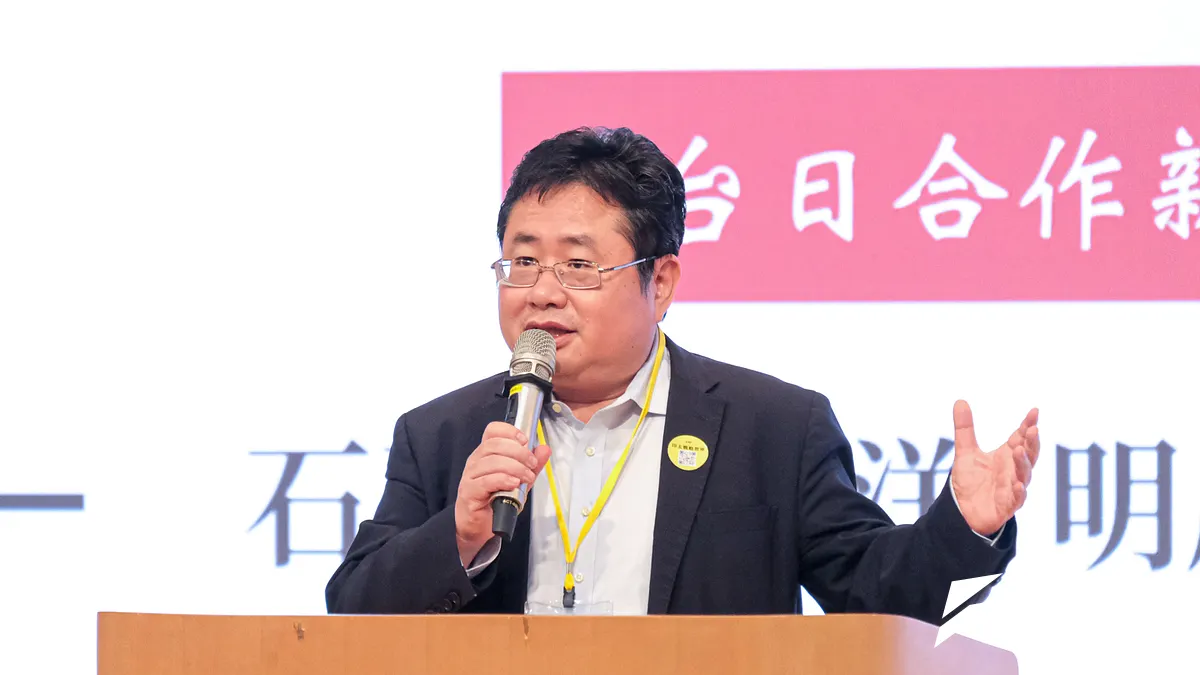 ジャーナリストの矢板明夫氏が、台湾出身の母を持つ力士・東白龍の台湾後援会が東京で発足したことを紹介した。（写真/劉偉宏撮影）