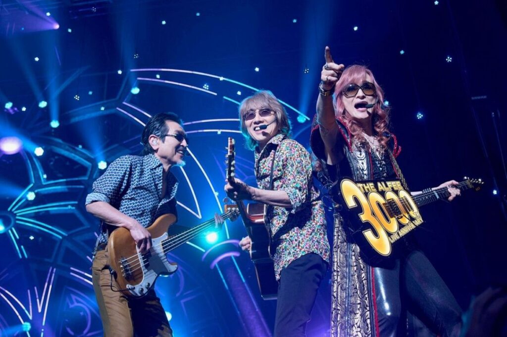 通算3000回目の公演で熱いパフォーマンスを披露するTHE ALFEE。左から桜井賢、高見沢俊彦、坂崎幸之助