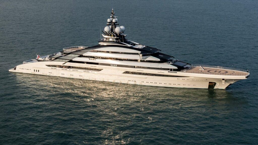 アンタッチャブル・プーチン大統領がヨットで海峡を航行したところだ