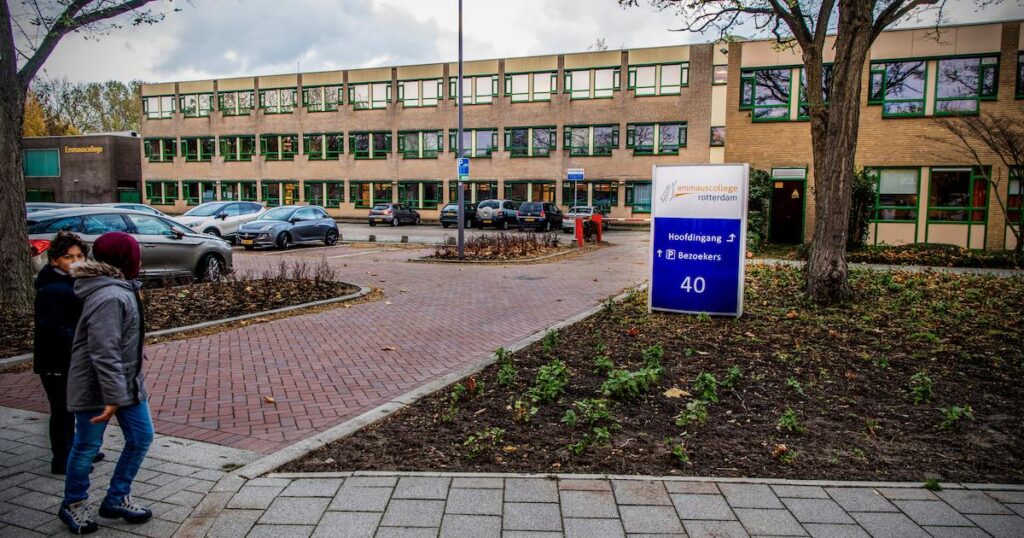 ロッテルダムの同じ中学校に通う2人の若者が直後に自殺、居合わせた人が撮影