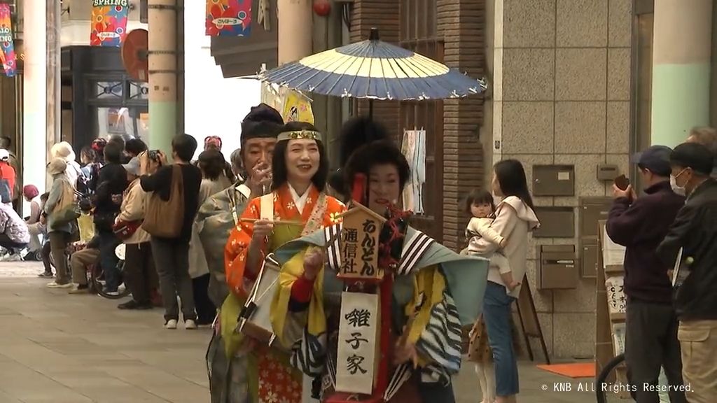 チンドンにぎやかに大パレード 富山の春の風物詩「全日本コンクール」最終日