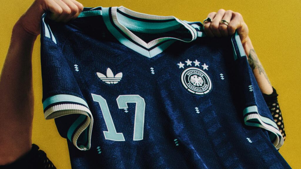 ドイツ代表、W杯に向けた“adidas最後”の新ユニフォームを発表!2027年から「NIKEに変更」へ – Qoly-Sports&the Style 画像1: Germany 2026 adidas Away