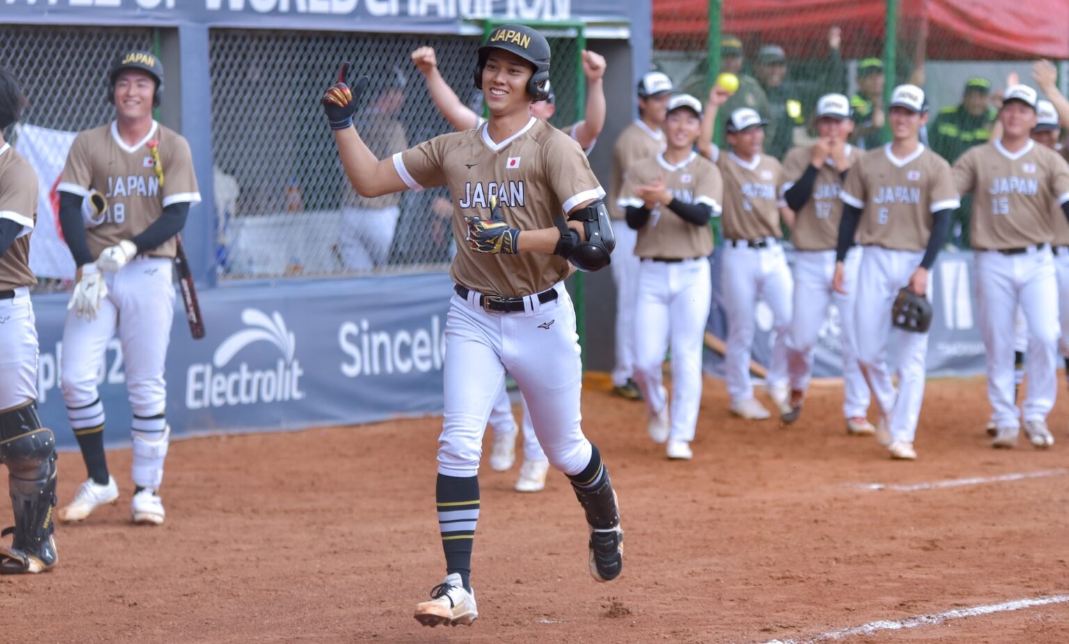 WBSC U-23男子ソフトボールワールドカップ2026   1日目　コロンビアが1万人の観衆の前で輝く　　ニュージーランド、ベネズエラ、日本は快勝　カナダはデンマークに僅差で勝利　　ベスグローブが活躍
