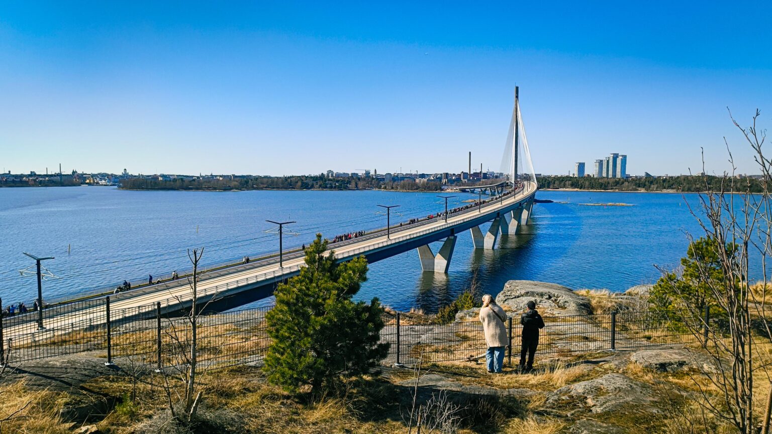 今週末、ヘルシンキの人口全体がこの橋を散歩したような気分になります