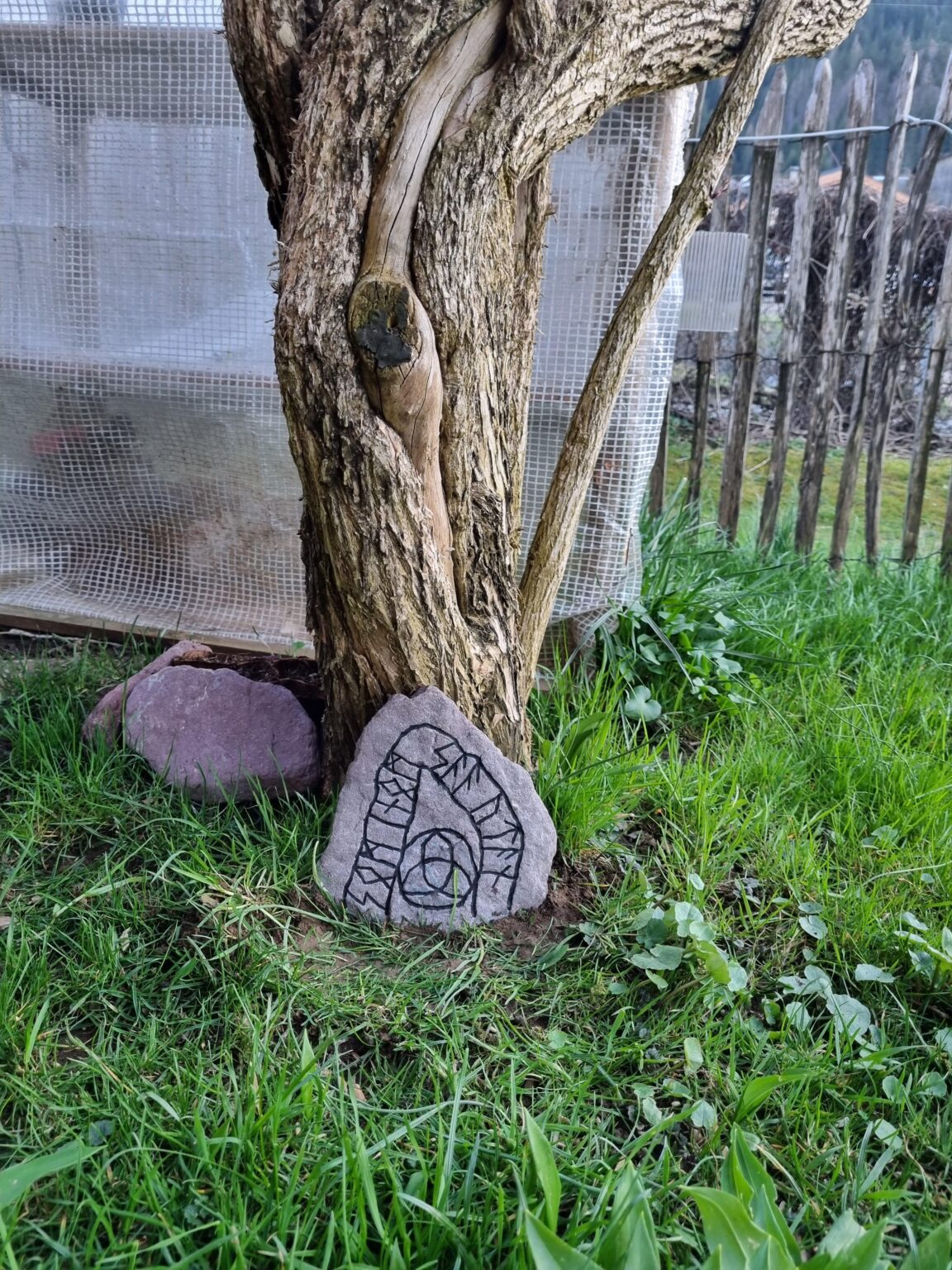 庭に置かれた小さな手作りのルーン石