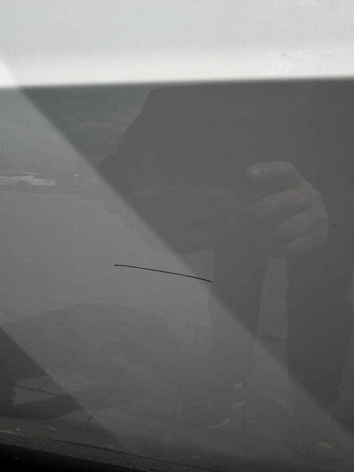 会社の駐車場で自分の車にキーで傷が付いたのを見つけました