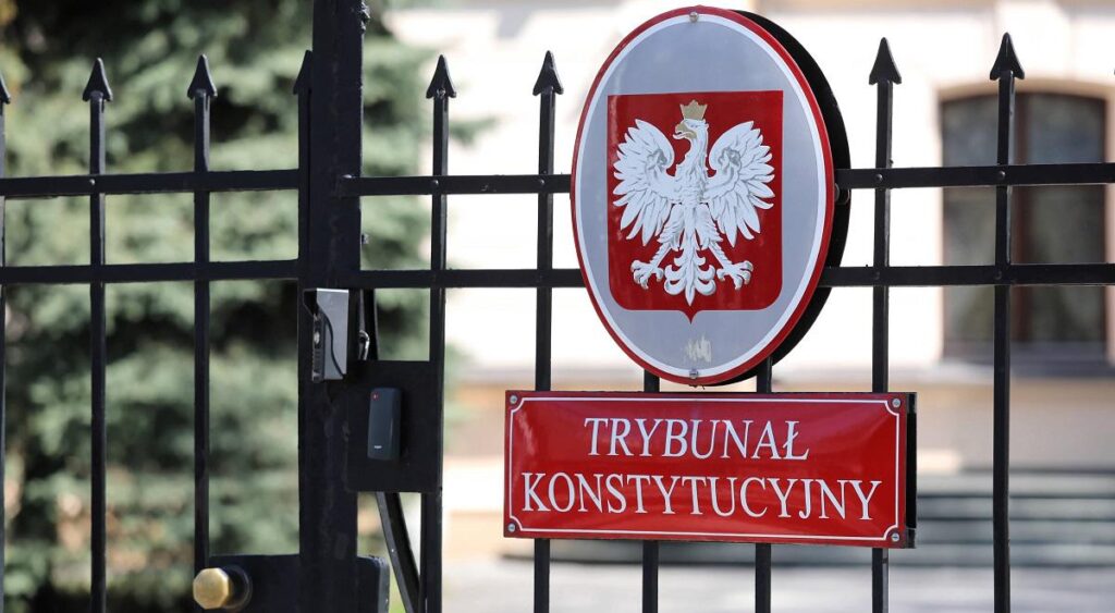 ポーランドの憲法裁判官、法的紛争のさなか大統領抜きで議会で宣誓