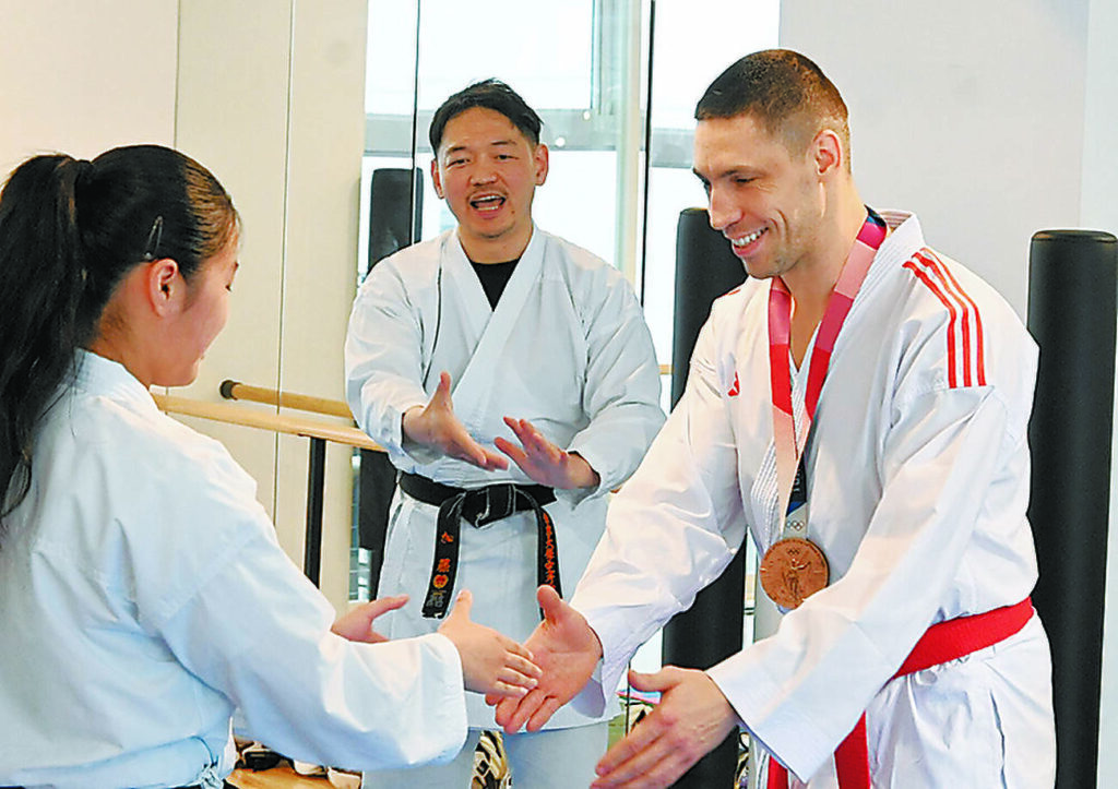 売りに出した五輪メダル、ウクライナ選手の元に　日本人落札者が返還 | 朝日ウイークリーデジタル(Asahi Weekly DIGITAL)日本語解説付きで読めて聴ける英字新聞