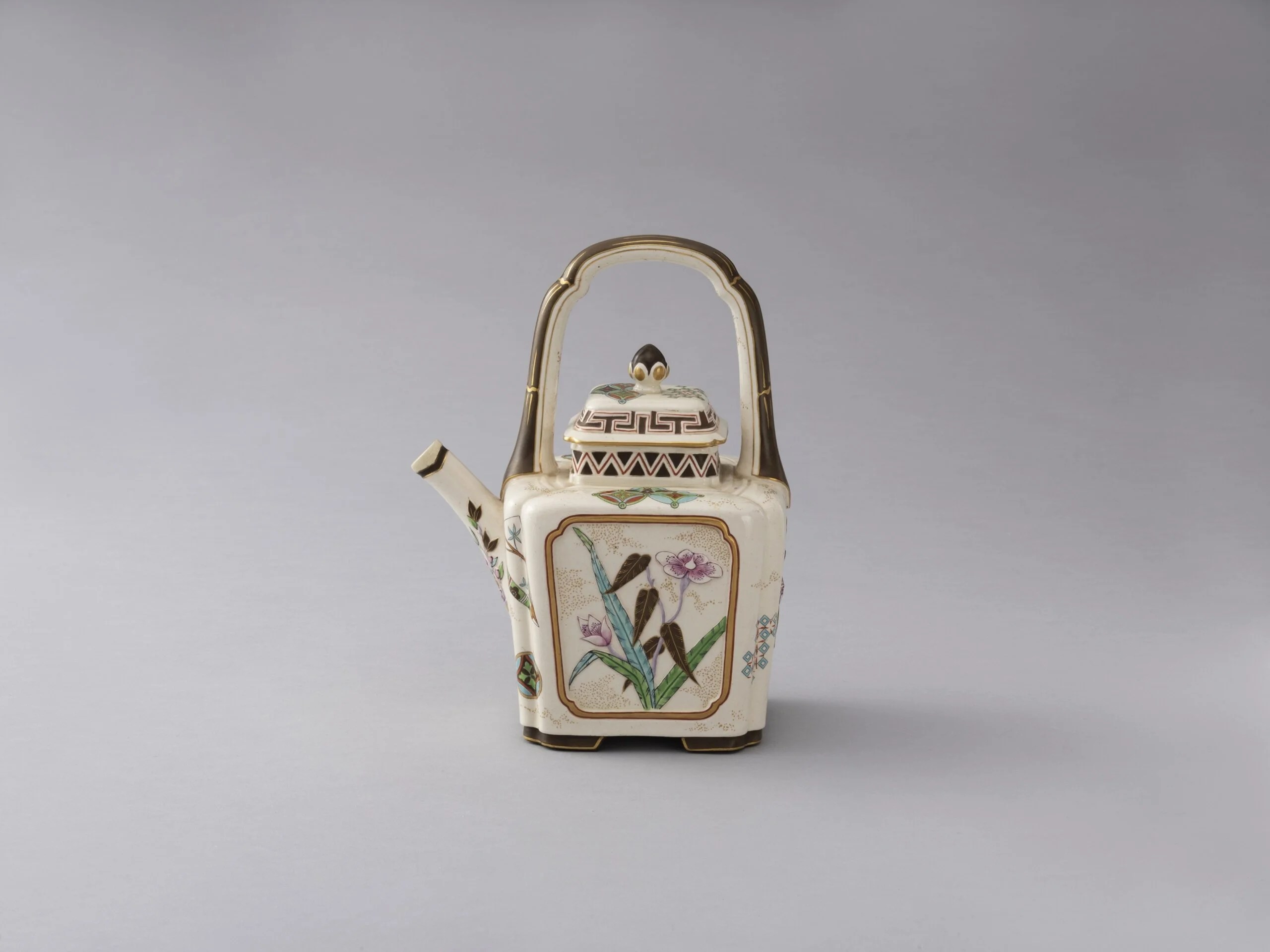 ミントン/クリストファー・ドレッサー(デザイン)福寿字文茶壺 1870年頃 岐阜県現代陶芸美術館