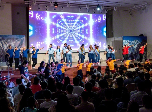 青年たちが一丸となって歌唱や演奏、ダンスを披露した（同）