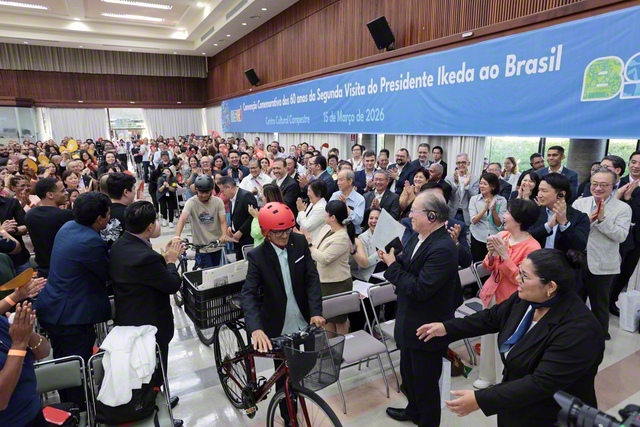 ブラジル総会でレアルさんとマルロンさんが新聞配達で使う“愛車”と共に姿を現すと、場内は大歓声に包まれた