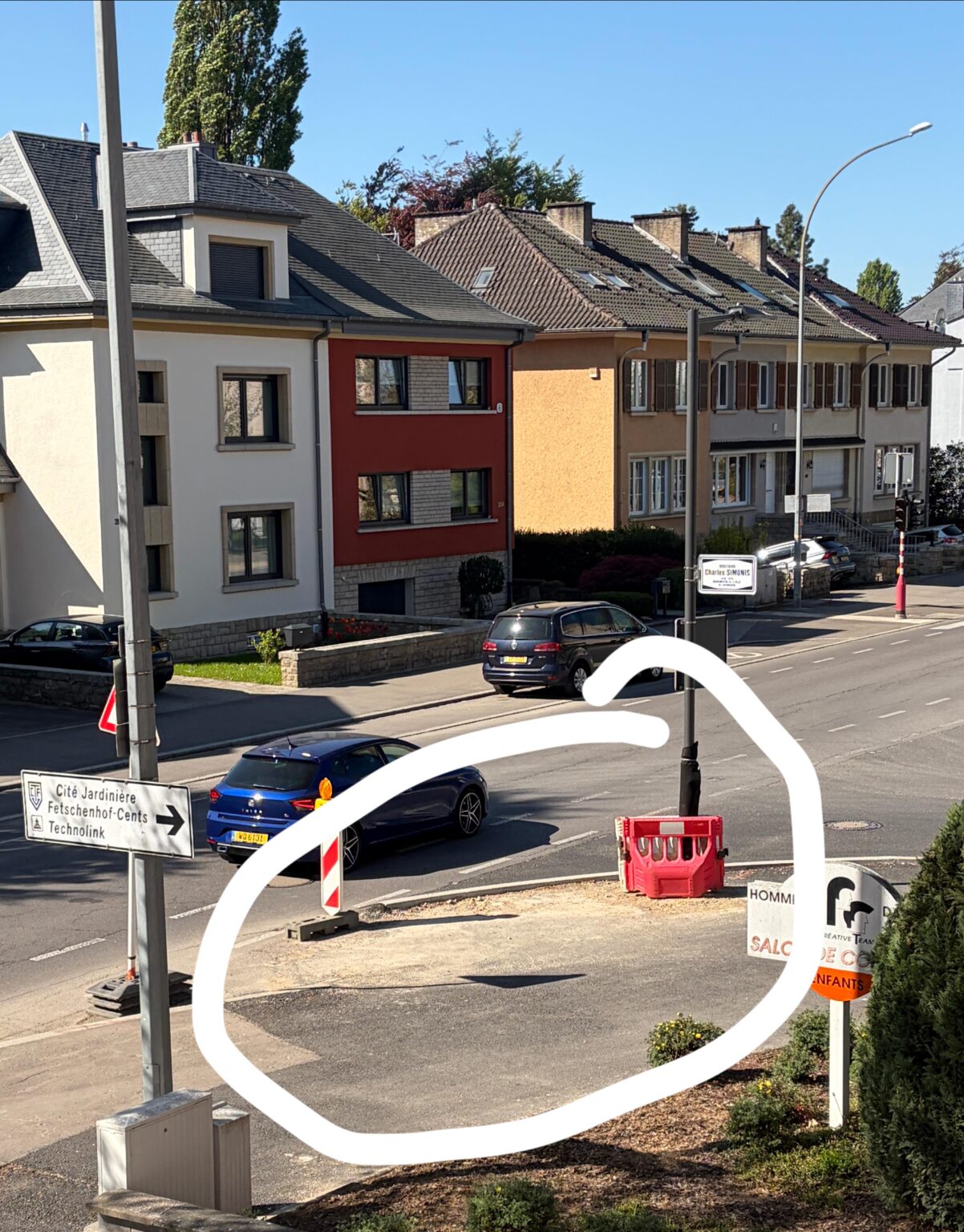 よくわかりませんが、ここ数か月以来、ルクセンブルクでは未完成の道路や歩道がたくさんあります。これは1年前にこのまま放置されていました。