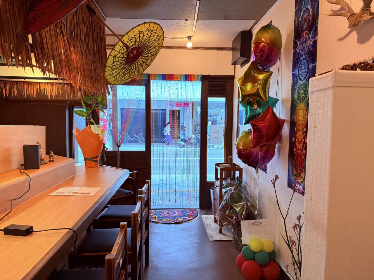 2026年4月11日に天神橋通商店街にオープンした「ミャンマー料理 (ア メイ エイン) 母の味」の店内の様子