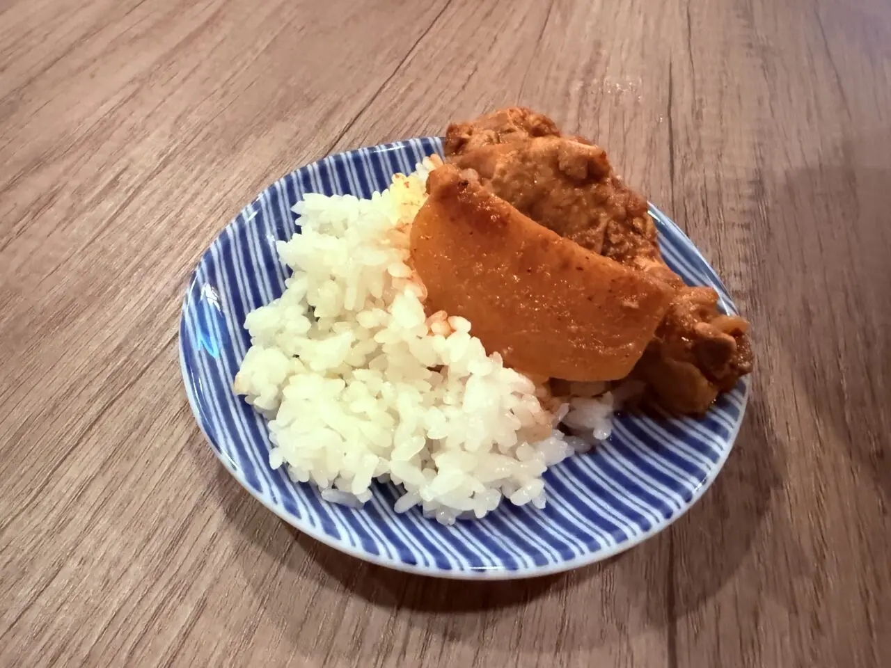 2026年4月11日に天神橋通商店街にオープンした「ミャンマー料理 (ア メイ エイン) 母の味」の料理