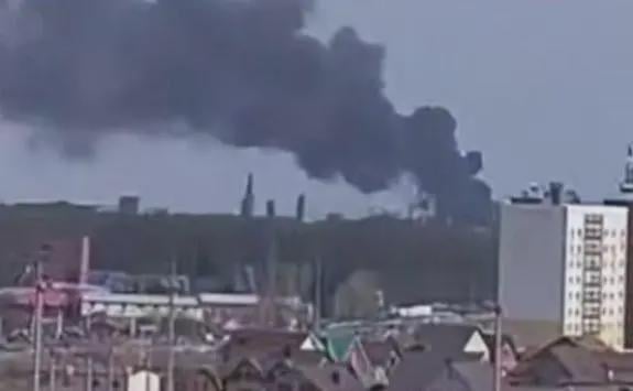 攻撃の目的は、ロシア空軍から主要な燃料供給源を奪うことだった。ロシアの石油化学工場をドローンが攻撃