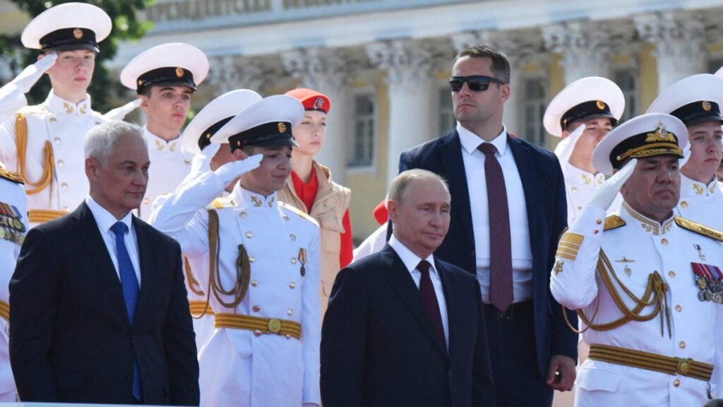 プーチン大統領のパレードでのこのぽっかり欠席は、プーチン大統領がいかに弱くなっているかを示している
