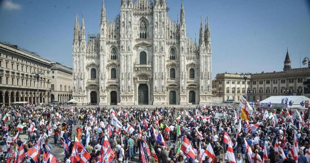 広場でイスラム教徒とEUに反対するシュプレヒコールを叫ぶ連盟の愛国者たち。ソーシャルセンターもパレードします