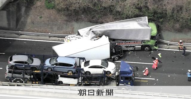 東名阪でトラック3台絡む事故 鈴鹿IC―四日市IC上りで通行止め [三重県] - 朝日新聞
