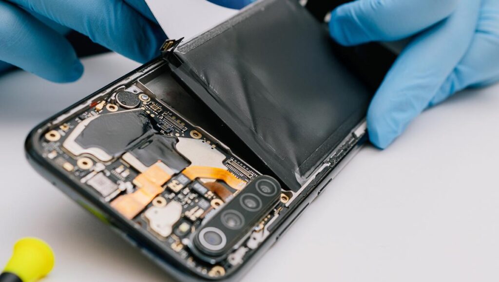 2027年にはすべての携帯電話に取り外し可能なバッテリーが搭載されると欧州が発表