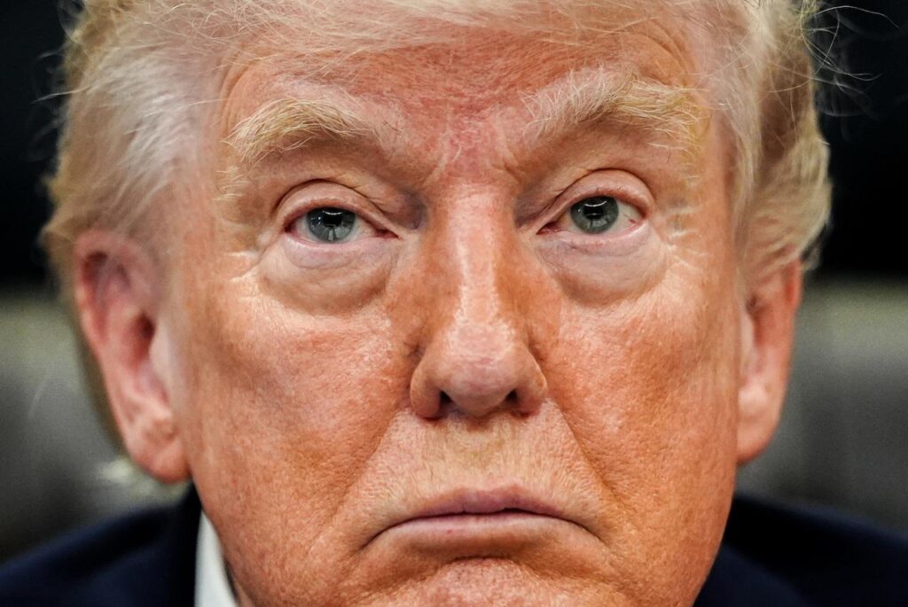 トランプ大統領の新たな世論調査のひどい数字により、彼は「ニクソン辞任」の領域に入った