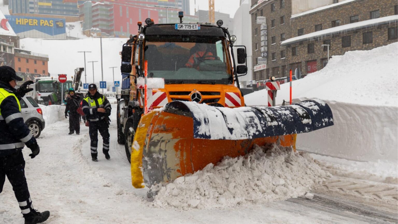 アンドラ、フランスへの大型車両の通行を遮断：パスでの積雪が50センチメートル