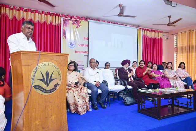 「国際セミナー・詩学会議」でインド・創価池田女子大学のクマナン議長（左端）が登壇し、インド各地から集った詩人を温かく迎えた（3月26日、同大学で）