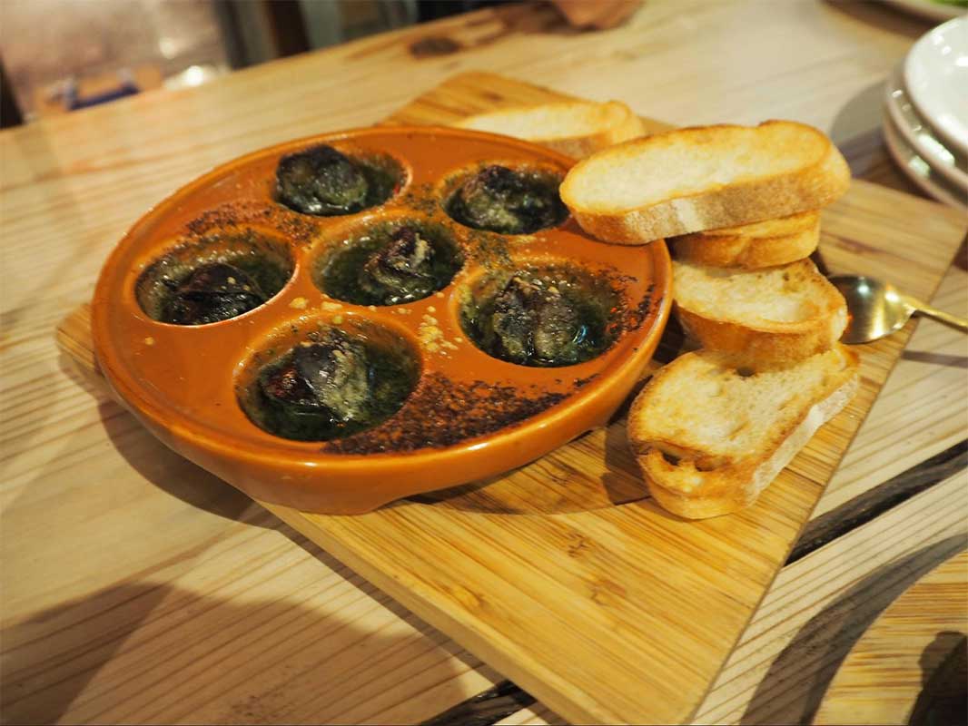 KOZAの夜はせんべろだけじゃない。気分はドイツ、そしてフランス！？Butcher Grill&Barでオトナ女子会。〜喜友名ひとみの酒場巡り〜（沖縄市）