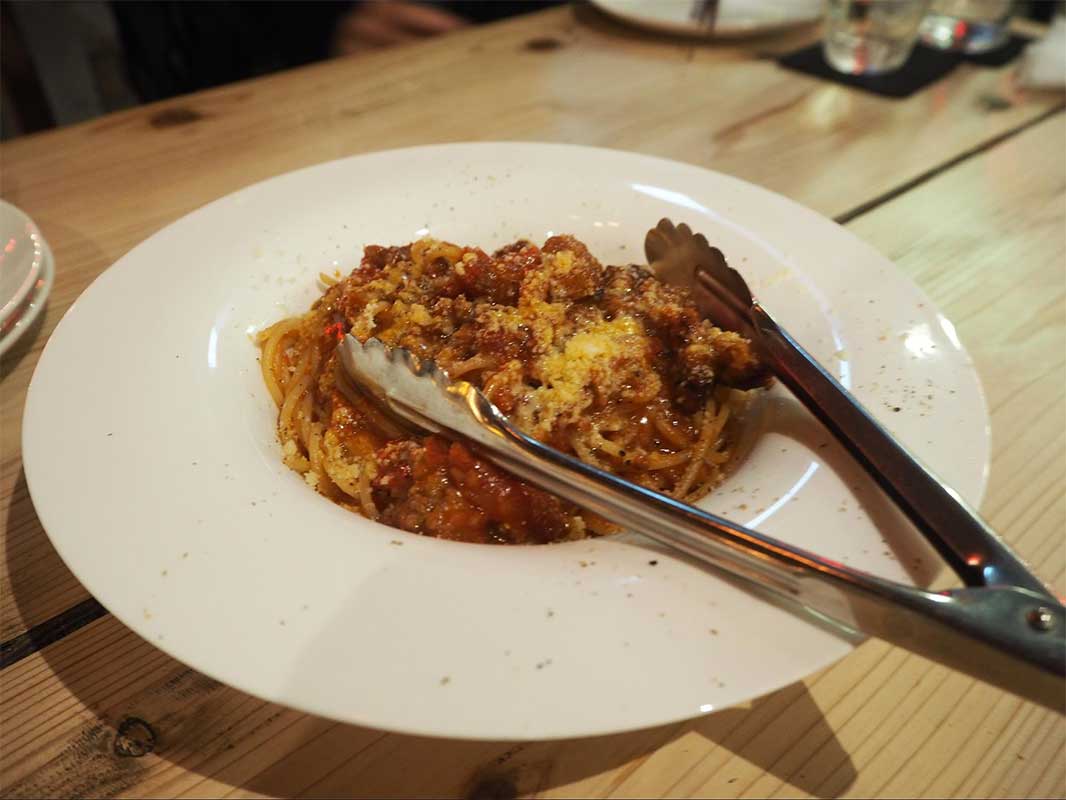 KOZAの夜はせんべろだけじゃない。気分はドイツ、そしてフランス！？Butcher Grill&Barでオトナ女子会。〜喜友名ひとみの酒場巡り〜（沖縄市）